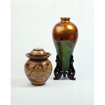 Vase with stand