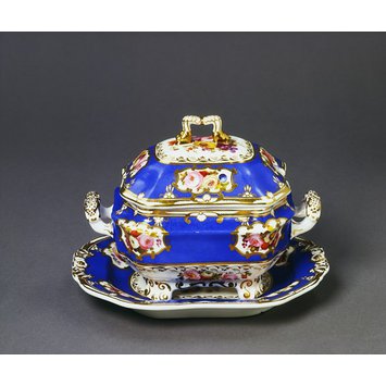 Sauce boat with cover and stand Sauce boat with cover and stand