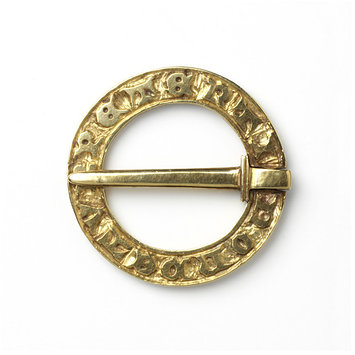 Ring brooch