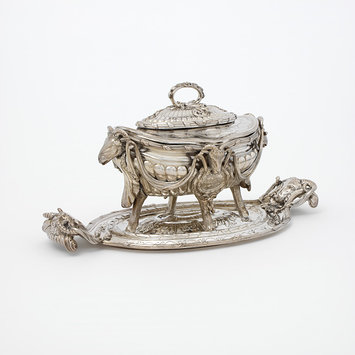 Sauce tureen stand Sauce tureen stand