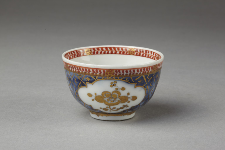 Coffee cup, hard-paste porcelain, painted in underglaze blue, iron-red ...