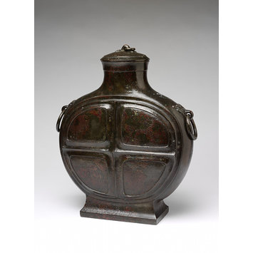 Bronze vase (bianhu) and lid Bronze vase (bianhu) and lid