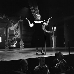Gracie Fields, photography by Harry Hammond, London Palladium, 1959. Museum no. S.11132-2009