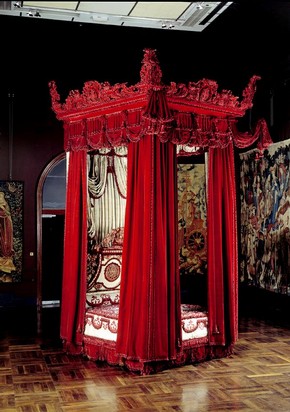 The Melville Bed, Daniel Marot, 1700. Museum no. W.35:1 to 61-1949 (click image for larger version)