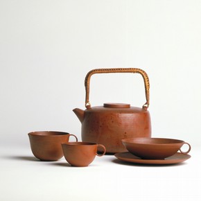 Lucie Rie, teapot and jug, earthenware, height (teapot) 111mm, width (teapot) 82mm, made in Vienna, about 1936. Museum no. C.34-1982