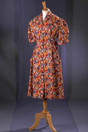Evening dress, Edward Molyneux, 1939. Museum no. T.320-1974