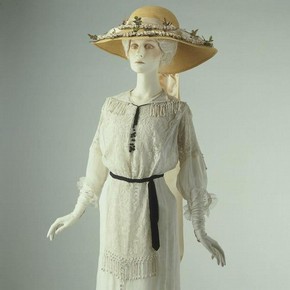 Summer day dress, about 1910. Museum no. T.465-1974