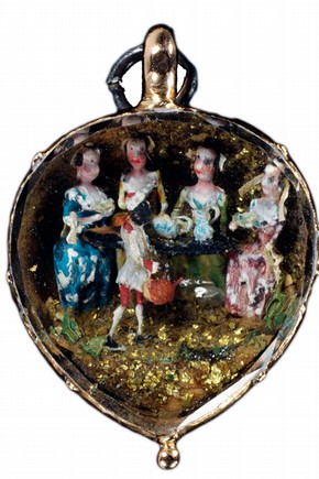 Pendant, England, about 1750, gold set with enamel. Museum no. M.33-1960.