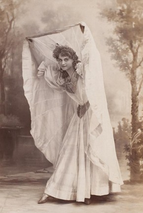 Topsy Sinden, Guy Little Theatrical Photographs, cabinet card, sepia photograph, 19th century. Museum no. S.136:460-2007