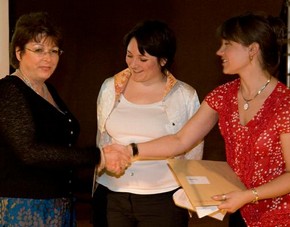 Cathryn Shilling receiving the award for glass from curators, Melanie Vandenbrouck-Przybylski and Amy Mechowski.