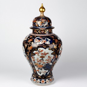 Imari style jug and lid, Arita, Japan, 1690-1720. Museum no. C.1520&A-1910