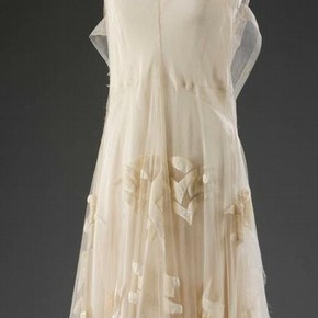 Cream tulle ball gown by Madeleine Vionnet. Museum no. T.380-2009