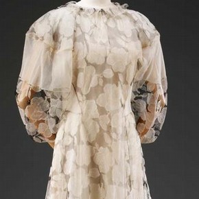 White organza and net ball gown by Madeleine Vionnet. Museum no. T.379-2009