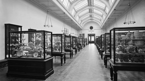 Room 137 with its first display of ceramics in 1909