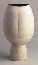 Hans Coper, pot, stoneware, height 240mm, width 143mm, 1975. Museum no. C.398-1976