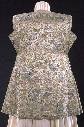 Mughal hunting coat, satin embroidered with silk, India, 1620-1630, Museum no. IS.18-1947