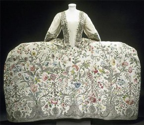 Mantua or court dress, 1740-45, Museum no. T.260-1969