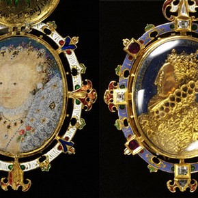 Figure 1. The Heneage Jewel (lid separate from miniature) circa1600, museum no. M.81-1935. Actual length 2.75 inches. Photograph by V