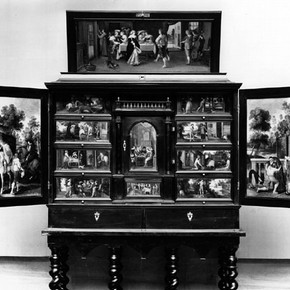 Figure 1. The complete cabinet, displayed with doors (W61-1923), 86cm high excluding the stand. Photography by V