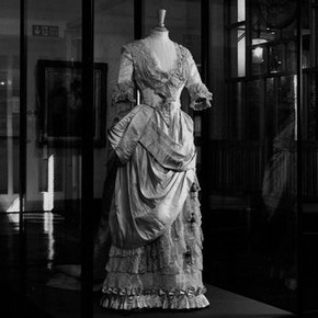 Figure 1. May Primrose wedding dress in its display case (Museum No. T428-1990). Photography by V
