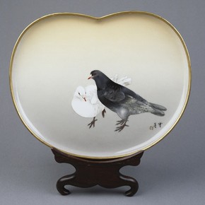 Dish by Namikawa Sosuke, c. 1895. Collection of Edwin Davies OBE