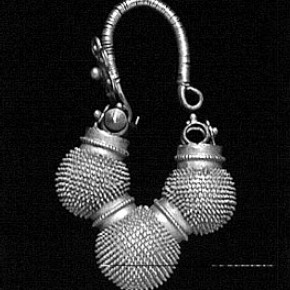 Figure 5. Gold Bábul work earring. Museum no. 1503-330