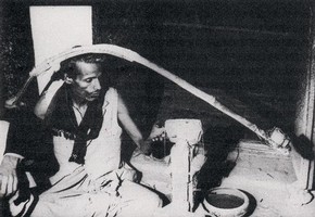 A modern 'hakak' sawing a piece of rock crystal by the traditional method.