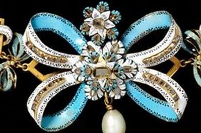 Necklace with Sapphire Pendant, bow about 1660, chain and pendant probably 18-1900. Museum no. M.95-1909. Bequeathed by Lady Alma-Tadema