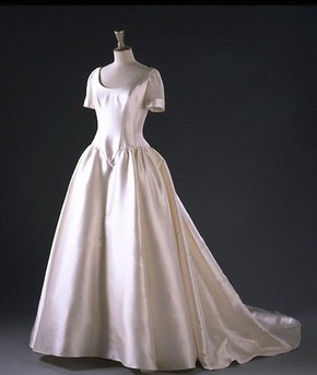 Wedding dress by Philipa Hepley. Museum no. T.529-1966