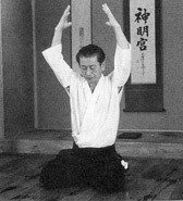 Terayama Tanchū practicing yōkihō (breathing and ki-raising exercises). © Hitsuzendo