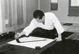 Terayama Tanchū drawing a mujibō (Zen line). © Hitsuzendo