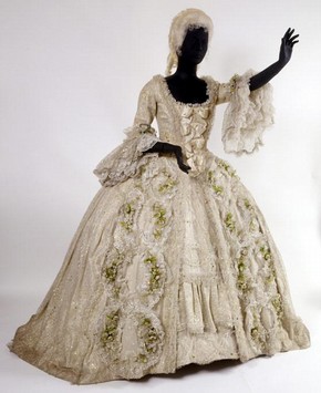 Costume for Sophie in Richard Strauss’s 'Der Rosenkavalier', London, 1974. Museum no. S.263 – 1999