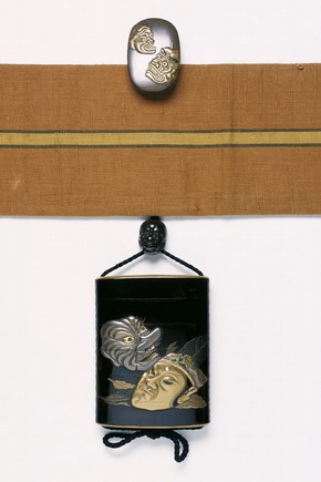 How netsuke is worn on a waist sash.
