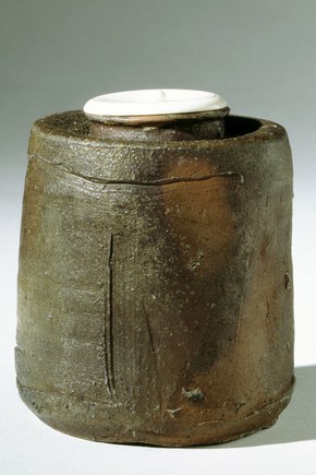 Tea caddy, Japan (Bizen), 1590-1630. Museum no. 189-1877