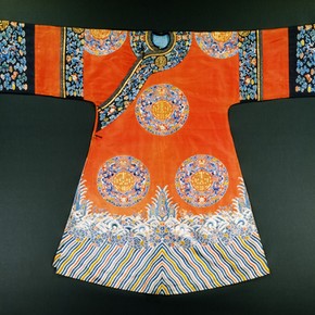 Robe, China, 19th century. Museum no. T.173-1961