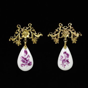 Pair of earrings Pair of earrings