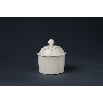 Toilet or pommade pot and cover Toilet or pommade pot and cover