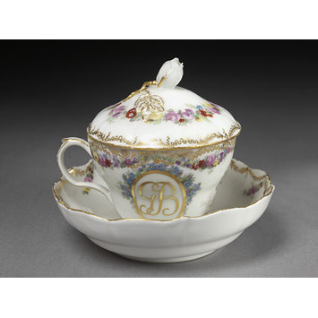 Cup with cover and stand Cup with cover and stand