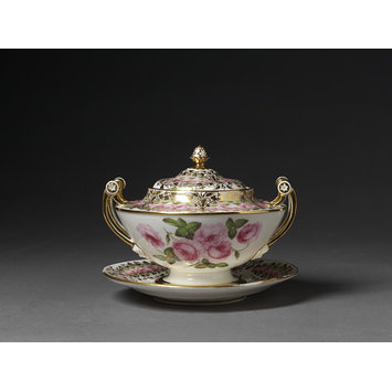 Sauce tureen, cover and stand Sauce tureen, cover and stand