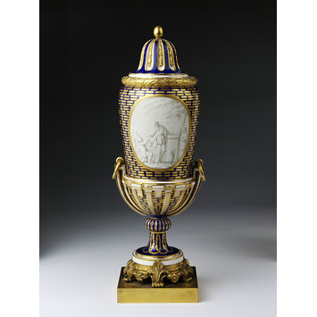Vase and cover - vase à pied de globe Vase and cover - vase à pied de globe
