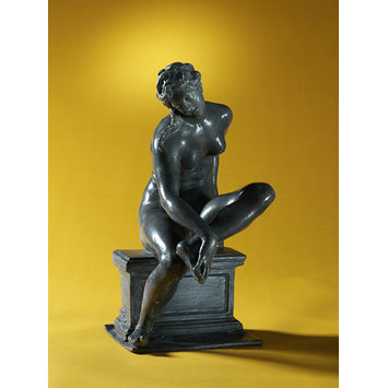 Statuette figure of a seated girl - Seated girl Statuette figure of a seated girl - Seated girl