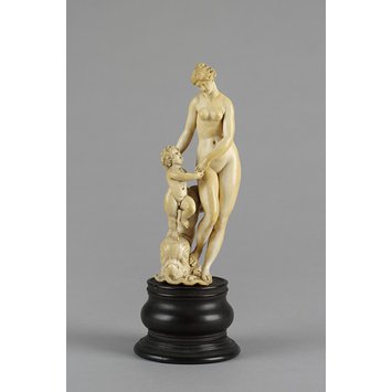 Statuette - Venus and Cupid with a dolphin Statuette - Venus and Cupid with a dolphin